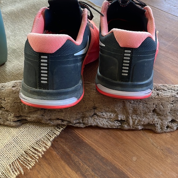 Nike - Picture 3 of 5